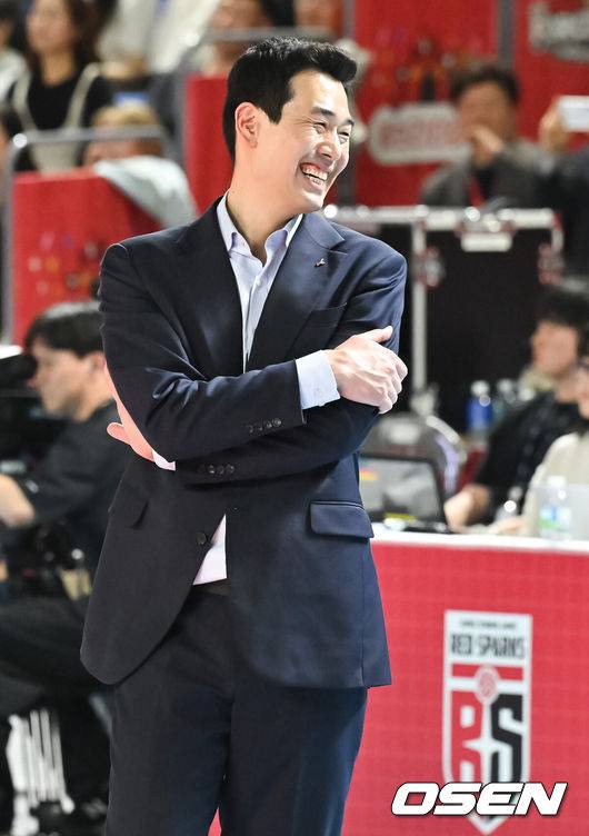 [OSEN=대전, 박준형 기자]  6일 대전 충무체육관에서 프로배구 도드람 2024-2025 V리그 여자부 챔피언결정 4차전 정관장과 흥국생명 경기가 진행됐다.흥국생명이 챔피언결정전 1, 2차전을 승리해 우승까지 단 1승만을 남겨뒀지만, 3차전에서 정관장이 반격에 성공해 불씨를 살렸다.3세트 승리한 정관장 고희진 감독이 미소 짓고 있다  2025.04.06 / soul1014@osen.co.kr