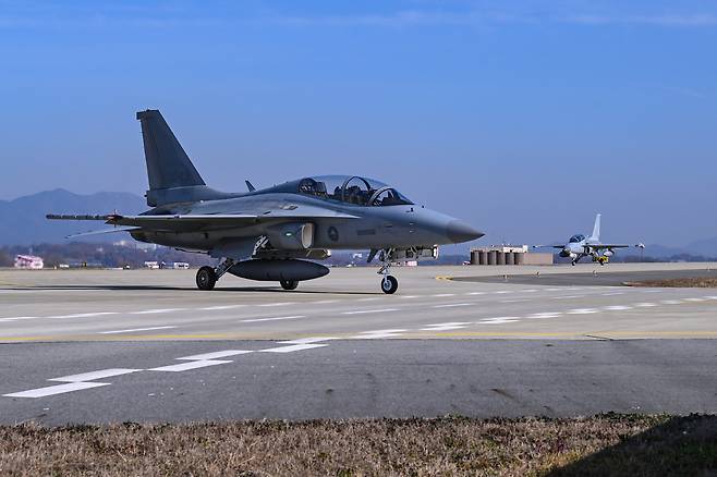 공군 FA-50 경공격기가 이륙을 앞두고 활주로에서 이동하고 있다. 세계일보 자료사진