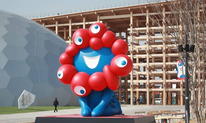 13일 개막하는 오사카 엑스포의 공식 캐릭터 '먀쿠먀쿠' 조형물이 박람회장에 설치돼있는 모습. 연합뉴스