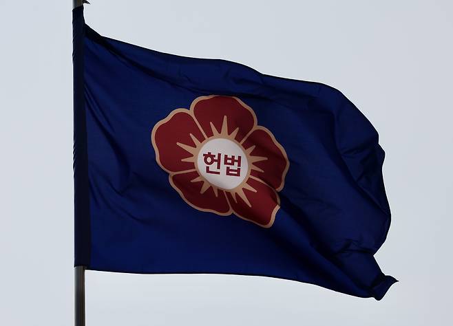 서울 종로구 헌법재판소에서 깃발이 바람에 휘날리고 있다. 뉴시스