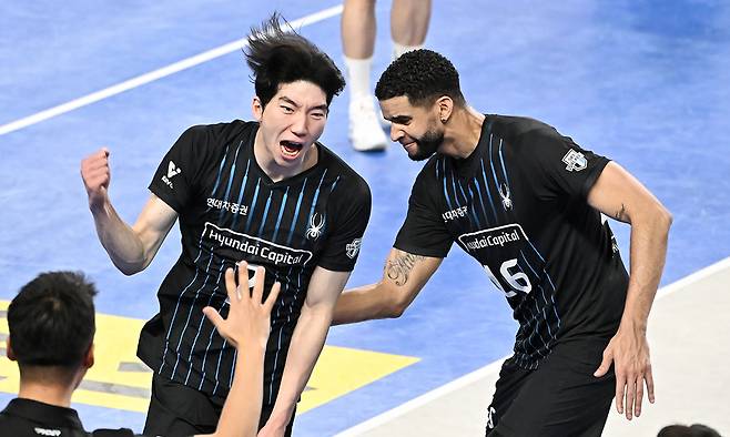 남자 프로배구 현대캐피탈이 대한항공과 챔피언결정전(5전 3승제) 2차전에서도 승리하며 6년 만의 챔프전 우승에 1승만을 남겼다. 현대캐피탈은 3일 천안 유관순체육관에서 열린 도드람 2024-2025 V리그 남자부 챔피언결정 2차전 홈경기에서 25점을 뽑은 '쿠바 특급' 레오나르도 레이바 마르티네스(등록명 레오)를 앞세워 대한항공을 3-1(25-22 29-31 25-19 25-23)로 물리쳤다. 이로써 안방 1, 2차전을 모두 잡은 현대캐피탈은 1승만 추가하면 2018-2019시즌 이후 6년 만에 챔프전 우승컵을 차지한다. 사진은 이날 경기에서 승리한 뒤 기뻐하는 현대캐피탈 레오와 허수봉. 한국배구연맹 제공