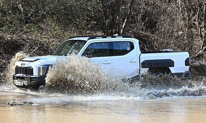 기아의 첫 정통 픽업트럭 ‘더 기아 타스만’은 험로를 주행하는 픽업트럭 본연의 기능과 더불어 캠핑 등을 즐기는 가족 단위 소비자들에게도 매력적인 차다. 기아 제공