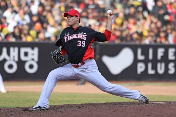 KIA 타이거즈 최지민이 지난달 30일 대전한화생명볼파크에서 열린 2025 KBO리그 정규시즌 한화 이글스와의 원정 경기에서 공을 던지고 있다. KIA 타이거즈 제공