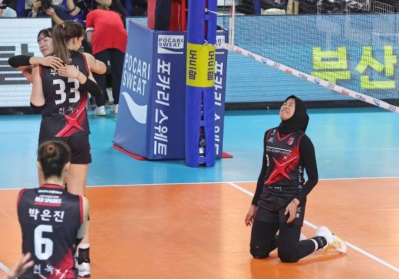 기뻐하는 메가 - 메가(정관장)가 6일 대전 충무체육관에서 열린 2024~25 V리그 여자부 챔피언결정전 4차전에서 흥국생명을 꺾고 승리한 뒤 기뻐하고 있다. 2025.4.6. 대전 연합뉴스