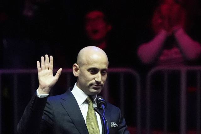 스티븐 밀러 백악관 정책담당 부비서실장이 지난 1월 19일(현지 시간) 워싱턴 캐피털원 실내경기장에서 열린 승리집회에서 손을 흔들고 있다. 로이터연합뉴스