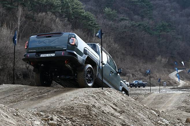 타스만은 기본형 4WD 트림도 28.9도의 접근각, 25도의 이탈각을  갖췄다. 수입 경쟁 모델 대비 전혀 뒤지지 않는 성능이다. 사진제공 ｜기아