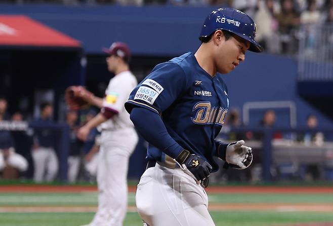 NC 김휘집이 6일 고척 키움전 선제 홈런을 치고 베이스를 돌고 있다. 연합뉴스