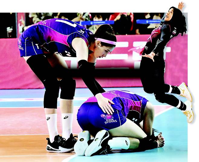 여자배구 흥국생명 김연경이 6일 챔피언결정전 4차전에서 지친 듯 코트에 엎드리자 김수지가 일으켜세우고 있다. 흥국생명은 정관장 메가(작은 사진)에게 38점이나 허용하며 결국 풀세트 접전을 내줬다.  KOVO 제공