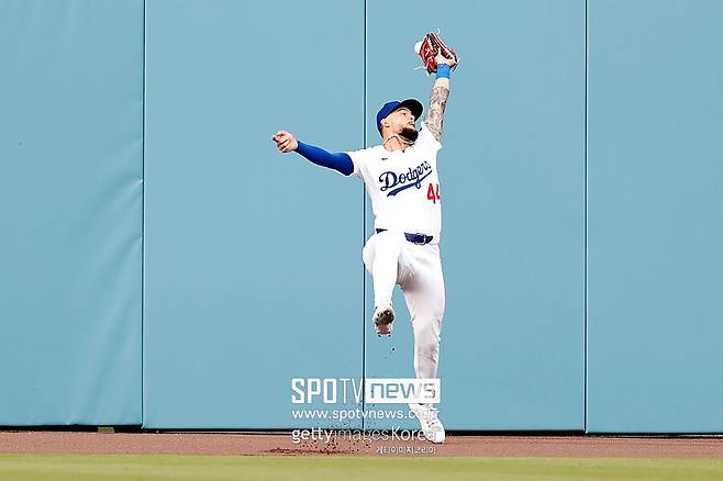 ▲ LA 다저스 외야수 앤디 파헤스가 한국시간으로 3일 미국 캘리포니아주 로스앤젤레스에서 위치한 다저스타디움에서 열린 2025 메이저리그 애틀랜타 브레이브스와의 홈 경기에서 아지 알비스의 타구를 잡기 위해 팔을 뻗었으나 끝내 타구를 잡지 못하고 있다.