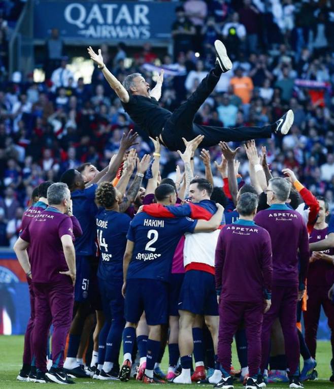 PSG 선수들이 루이스 엔리케(위) 감독을 헹가래하고 있다. /사진=PSG 공식 SNS 갈무리