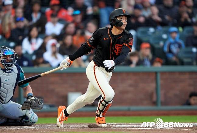 이정후가 6일(한국시간) 미국 캘리포니아주 샌프란시스코에 위치한 오라클 파크에서 열린 시애틀 매리너스와 2025 미국 메이저리그 야구(MLB) 정규시즌 홈경기에서 안타를 치고 있다. /AFPBBNews=뉴스1