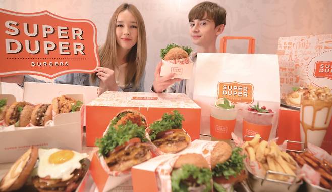 bhc는 2022년 론칭한 버거 브랜드 슈퍼두퍼 사업을 철수했다.[사진｜뉴시스]