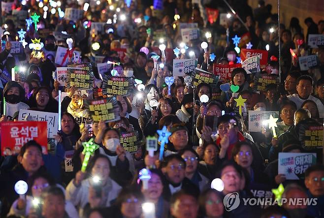다시 빛나는 응원봉, 구호 외치는 참가자들 (서울=연합뉴스) 김도훈 기자 = 14일 서울 종로구 광화문 앞에서 열린 '내란수괴 윤석열 즉각 파면 긴급행동' 집회 참가자들이 구호를 외치고 있다. 2025.3.14 superdoo82@yna.co.kr