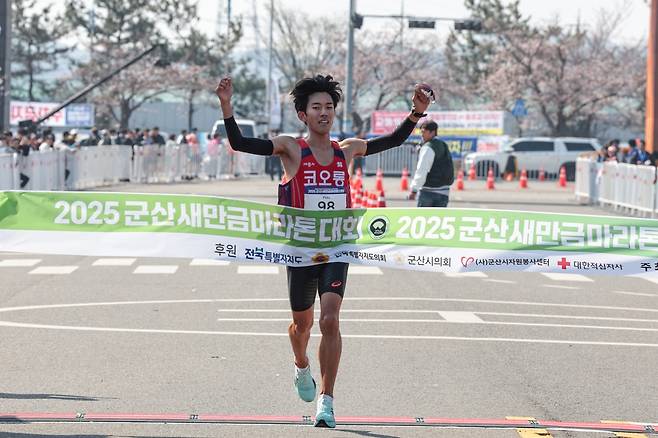 박민호, 새만금마라톤 국내 남자부 우승 (서울=연합뉴스) 박민호가 6일 군산에서 열린 2025 군산새만금마라톤대회 국내 남자부 경기에서 가장 먼저 결승선을 통과하고 있다. [대한육상연맹 제공. 재판매 및 DB 금지]