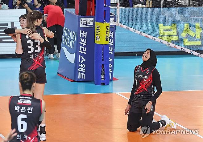 기뻐하는 메가 (대전=연합뉴스) 류영석 기자 = 정관장 레드스파크스 메가가 6일 대전 충무실내체육관에서 열린 흥국생명 핑크스파이더스와 2024-2025 V리그 여자프로배구 챔피언결정전 4차전을 승리한 뒤 기뻐하고 있다. 2025.4.6 ondol@yna.co.kr