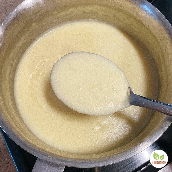 곱게 갈아 완성된 고소한 감자스프