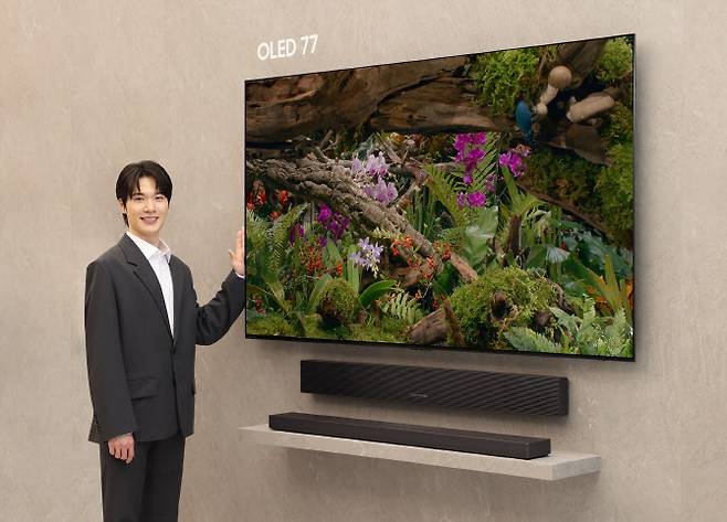 삼성전자 모델이 삼성 강남에서 진행된 ‘Unbox & Discover 2025’ 행사에 2025년형 삼성 OLED를 소개하고 있다. (사진=삼성전자)