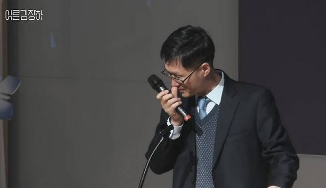 경남MBC 다큐멘터리 ‘어른 김장하’ 캡처. 2019년 김장하 선생 생일 축하 행사에서 발언한 문 대행.