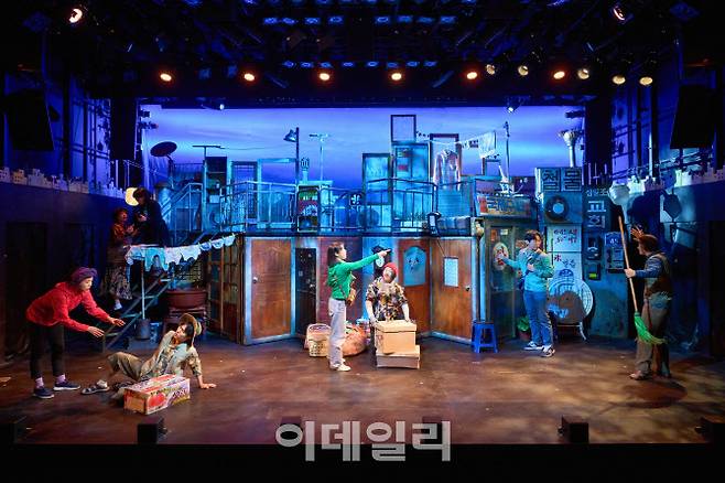 뮤지컬 ‘빨래’의 ‘서울살이 몇 핸가요?’ 넘버 장면(사진=씨에이치수박)