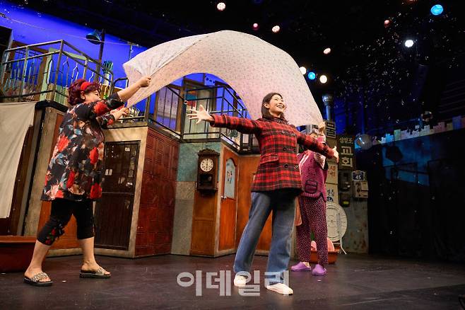 뮤지컬 ‘빨래’의 ‘슬플 땐 빨래를 해’ 넘버 장면(사진=씨에이치수박)