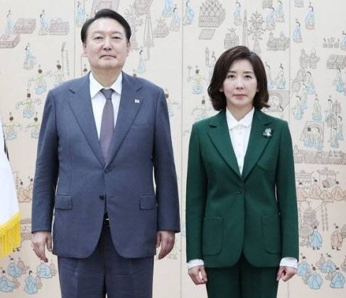 지난 2022년 10월 윤석열 당시 대통령이 서울 용산 대통령실 청사에서 나경원 저출산고령사회위원회 부위원장에게 임명장을 수여한 뒤 기념촬영을 하고 있다.