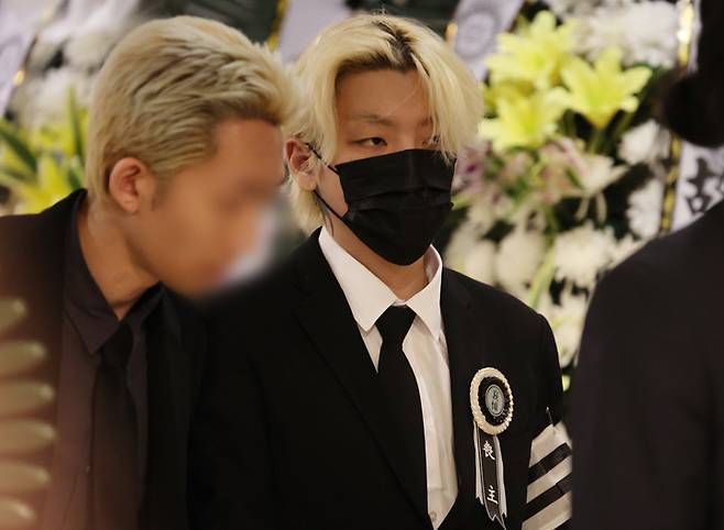 2일 오전 부산 해운대구 해운대백병원 장례식장에 마련된 고 장제원 전 국회의원의 빈소에서 고인의 아들 장용준(노엘)이 빈소에 들어가고 있다. 2025.4.2