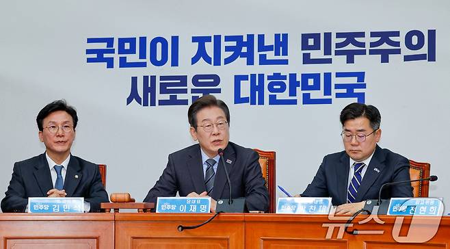 이재명 더불어민주당 대표가 7일 오전 서울 여의도 국회에서 열린 최고위원회의에 참석해 발언하고 있다. 배경천(백드롭) 문구가 '국민이 지켜낸 민주주의 새로운 대한민국'으로 바뀌어 있다. 2025.4.7/뉴스1 ⓒ News1 안은나 기자