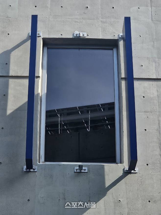 창원NC파크 3루쪽에 설치된 창문 외부 루버가 떨어진 모습. 창원 | 김동영 기자 raining99@sportsseoul.com