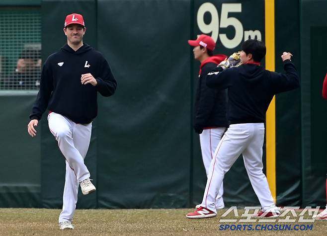 16일 인천SSG랜더스필드에서 시범경기 LG와 SSG의 경기가 예정된 가운데 SSG 앤더슨이 워밍업을 하고 있다.인천=허상욱 기자 wook@sportschosun.com/2025.03.16/