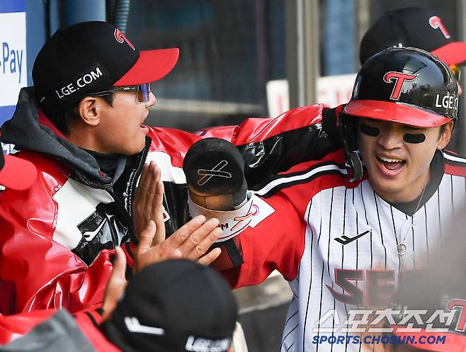 6일 서울 잠실구장에서 열린 KIA-LG전. 2회말 2사 만루 홍창기의 안타 때 1루주자 박해민의 상대 실책을 틈 타 득점한 후 염경엽 감독의 축하를 받고 있다. 잠실=정재근 기자 cjg@sportschosun.com/2025.4.6/