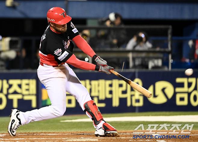 4일 잠실야구장에서 열린 KIA와 LG의 경기, 6회초 2사 1루 KIA 위즈덤이 안타를 치고 있다. 잠실=허상욱 기자 wook@sportschosun.com/2025.04.04/