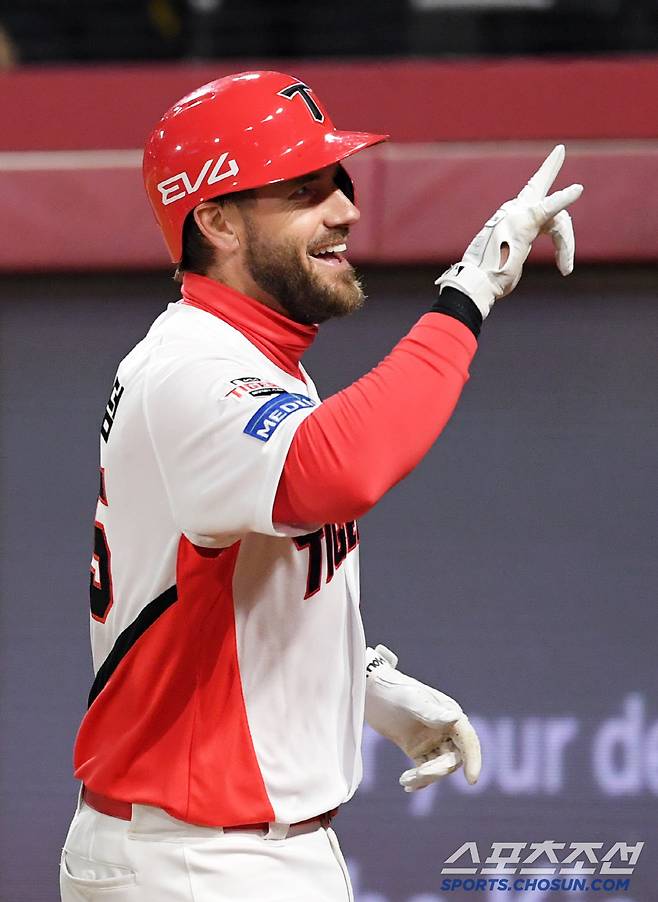 2일 광주 기아챔피언스필드에서 열린 KIA 타이거즈와 삼성 라이온즈의 경기. 3회말 1사 1루 KIA 위즈덤이 투런포를 날린 뒤 환호하고 있다. 광주=박재만 기자 pjm@sportschosun.com/2025.04.02/