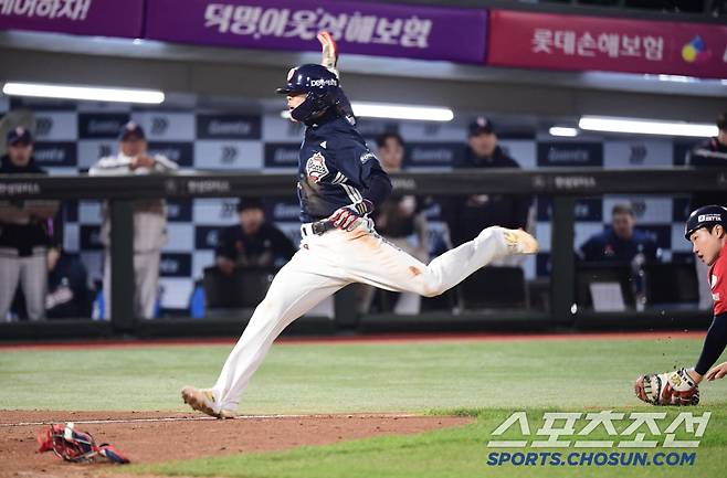 롯데의 주루 방해로 득점까지 성공한 이유찬.