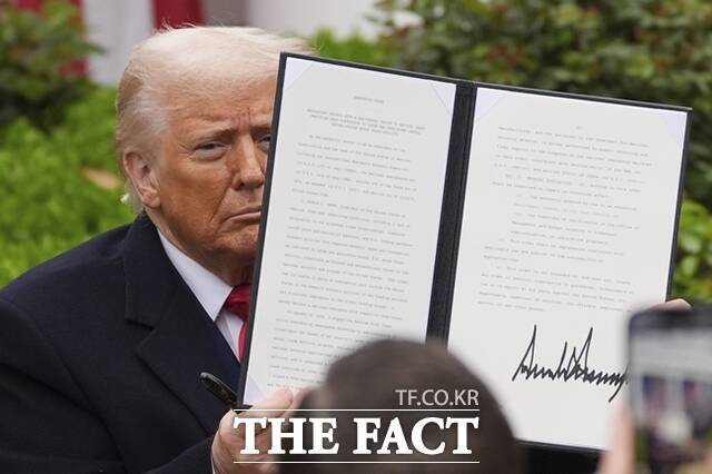 도널드 트럼프 미국 대통령이 지난 2일(현지시간) 백악관 로즈가든에서 상호 관세 부과와 관련된 행정 명령에 서명한 후 이를 들어 보여주고 있다. 트럼프 대통령은 한국에 대해서는 25% 상호 관세를 산정했다. /워싱턴=AP·뉴시스
