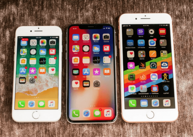 2017년 출시됐던 아이폰X (가운데)