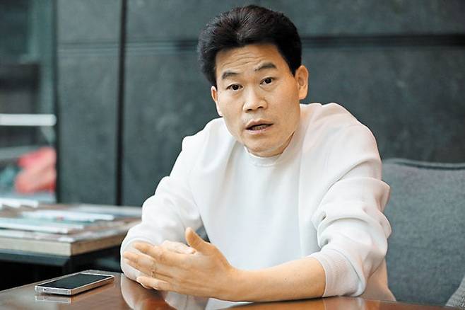 한국사 강사 전한길씨가 6일 서울 여의도 한 호텔에서 본지와 인터뷰하고 있다. 전씨는 “당장 다가올 대선을 막을 수는 없다. 민주주의 범위 내에서, 헌법 가치 안에서 저항해야 한다”고 했다. /남강호 기자