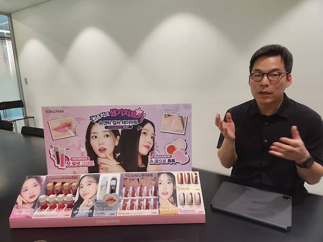 지난 3일 서울 성동구 성수동 손앤박 본사에서 만난 김한상 대표. 손앤박은 작년 일명 '다이소 샤넬밤'으로 소비자들의 인기를 끌었다. /최효정 기자