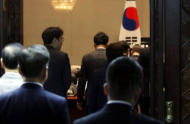 국민의힘 의원들이 6일 오후 국회에서 열린 비상의원총회에 참석하고 있다. ⓒ뉴시스