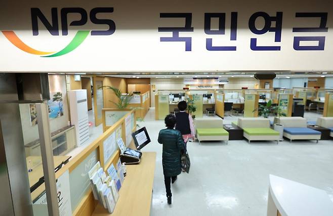 서울 서대문구 국민연금공단 서울북부지역본부에서 고객이 상담을 받고 있다. 2025.3.20/뉴스1