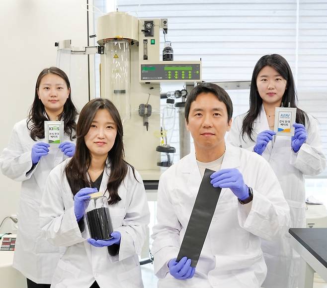 한국재료연구원 윤지희 선임연구원과 한국전기연구원 황인성 선임연구원(앞줄 왼쪽부터)이 분무 건조 기법을 활용한 고용량 이차전지 건식 전극 제조에 성공했다.