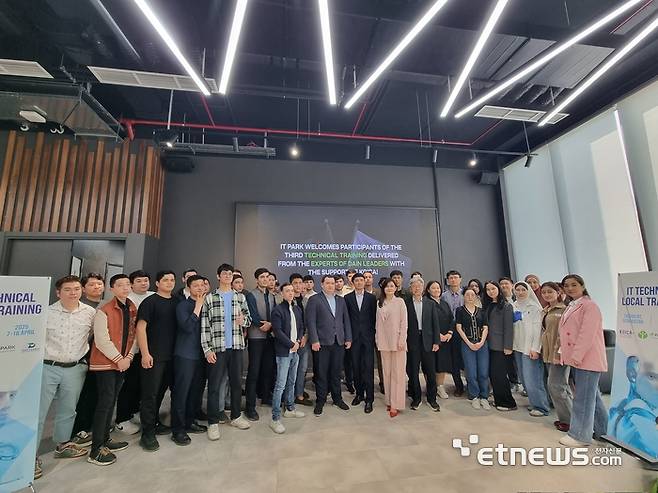 우즈베키스탄 IT 연수 오리엔테이션 모습.