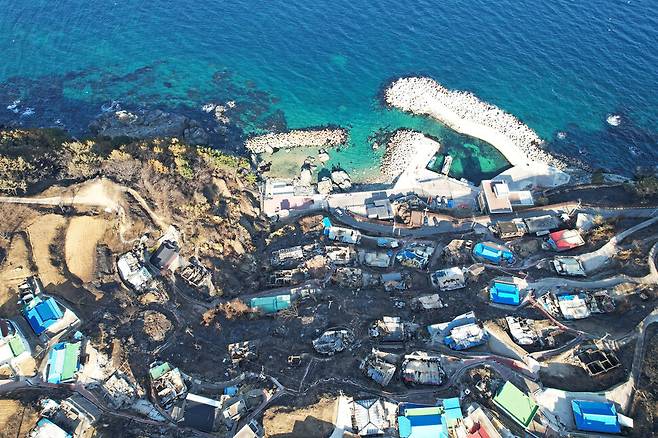 2025년 4월1일 경북 영덕군 영덕읍 석리 화재 현장. 석리는 이번 산불로 마을이 거의 전소되는 피해를 당했다. 김명진 기자 littleprince@hani.co.kr