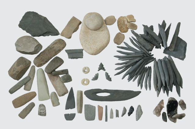 문암리에서 출토된 옥으로 만든 고리형 귀걸이(사진 가운데)와 각종 석기.