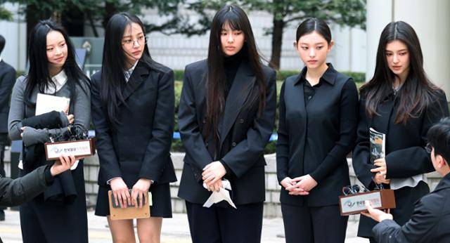 그룹 뉴진스(NJZ 하니, 민지, 혜인, 해린, 다니엘)가 7일 오후 서울 서초구 서울중앙지방법원에서 열린 '어도어, 뉴진스 상대 기획사 지위보전 및 광고계약 체결 등 금지 가처분' 심문기일을 마친 후 취재진의 질문에 답변하고 있다. 뉴시스