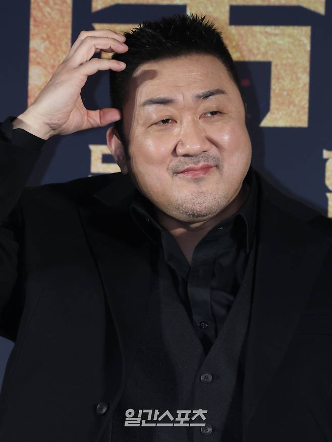 배우 마동석이 2일 오전 서울 광진구 롯데시네마 건대입구점에서 열린 영화 '거룩한 밤: 데몬 헌터스' 제작보고회에 참석해 포즈를 취하고 있다. '거룩한 밤'은 악을 숭배하는 집단에 의해 혼란에 빠진 도시, 특별한 능력을 가진 어둠의 해결사 ‘거룩한 밤’ 팀 바우(마동석), 샤론(서현), 김군(이다윗)이 악의 무리를 처단하는 오컬트 액션이다. 서병수 기자 qudtn@edaily.co.kr /2025.04.02/