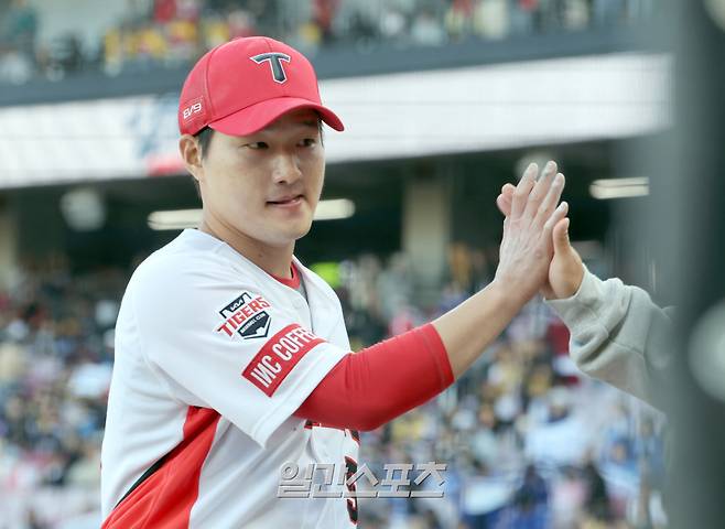 서스펜디드로 치러진 한국시리즈 1차전 삼성과 KIA의 경기가 23일 오후 광주 기아챔피언스필드에서 열렸다. KIA 투수 전상현이 6회 삼성 이재현을 투수땅볼 아웃시켜 이닝을 종료하고 들어오고 있다. 광주=정시종 기자 /2024.10.23.