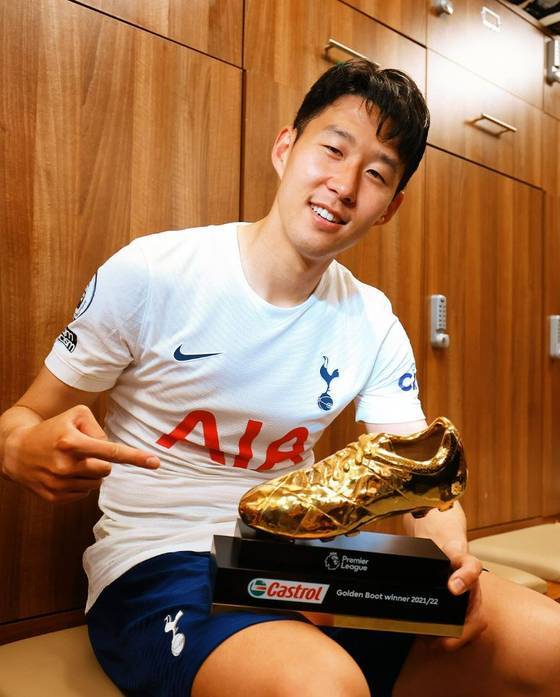 골든 부트(득점왕)를 들고 포즈를 취하는 손흥민. 토트넘 SNS 캡처