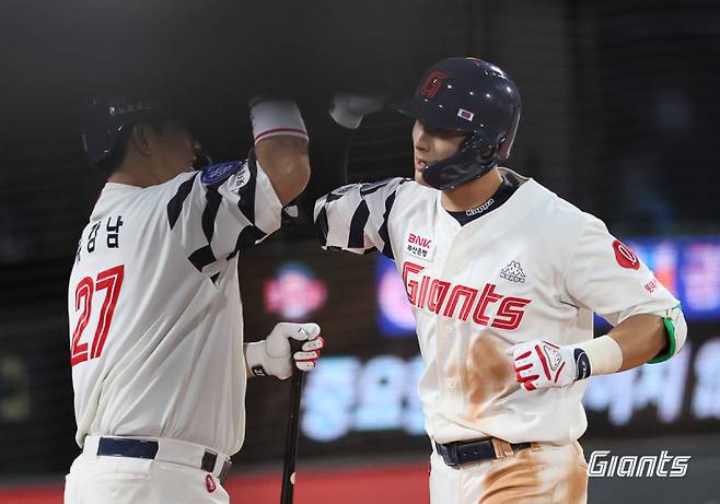 롯데 자이언츠 윤동희(오른쪽)가 1군 엔트리에서 말소됐다. 사진=롯데 자이언츠&nbsp;