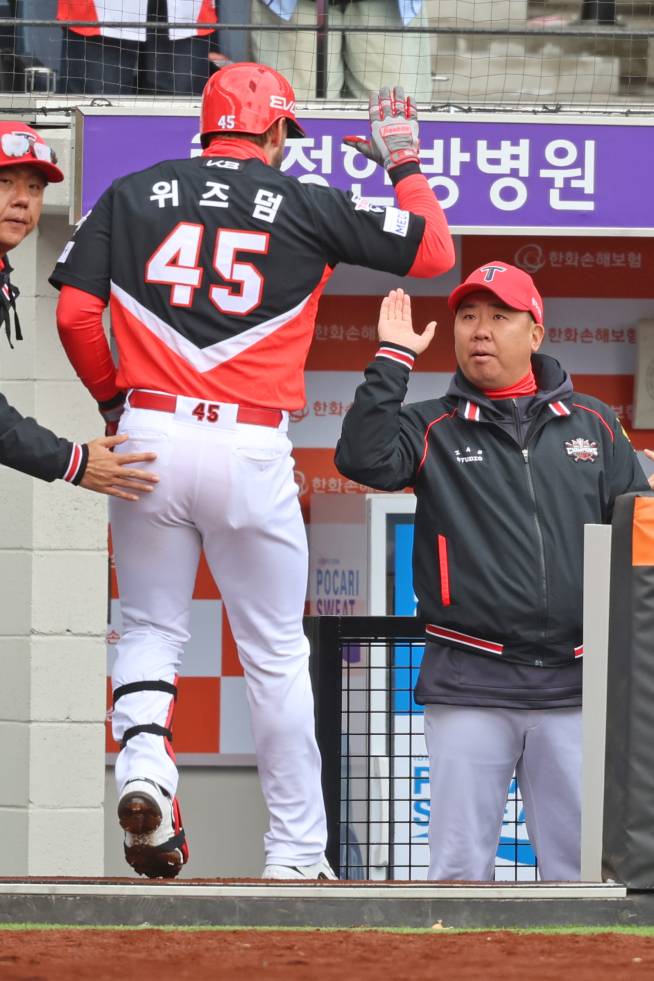 지난달 29일 대전 한화전에서 홈런을 때려낸 위즈덤이 이범호 감독과 하이파이브를 하고 있다. KIA 제공