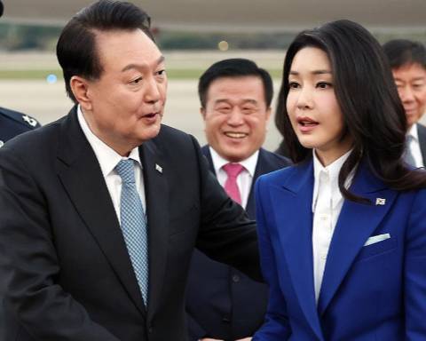 지난해 제78차 유엔 총회 참석과 세계 각국 정상들과의 양자회담 일정을 소화한 윤석열 전 대통령이 성남 서울공항을 통해 귀국, 전용기인 공군 1호기에서 내린 뒤 김건희 여사와 악수하고 있다. [사진=연합뉴스]